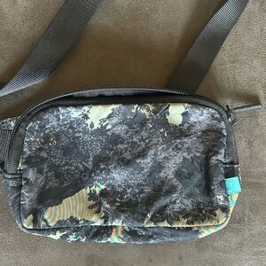 Lululemon Athletica Gray Patterned Belt Bag